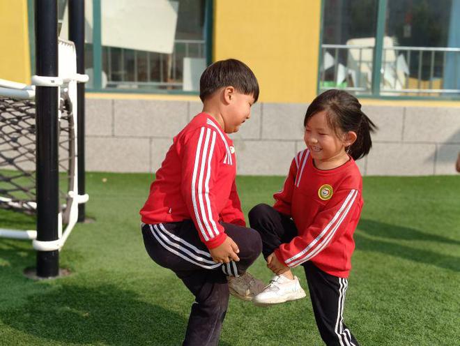 利津县盐窝镇中心幼儿园:传承民间游戏点亮快乐童年买球的app(图2) 利津县盐窝镇中心幼儿园:传承民间游戏点亮快乐童年买球的app(图2)